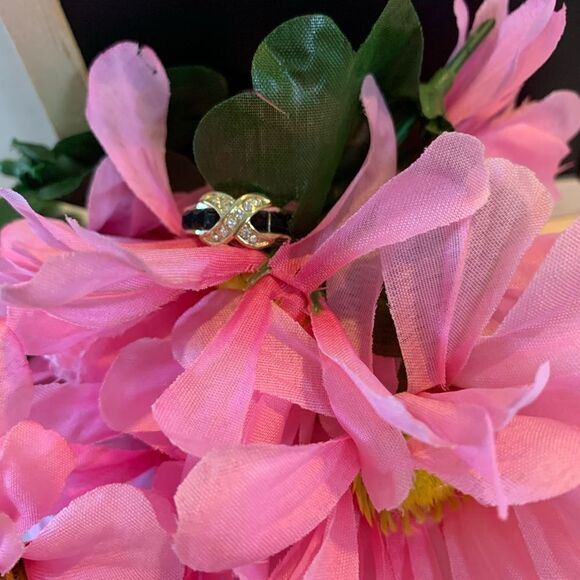 Gold and black bow ring - Picture 1 of 2